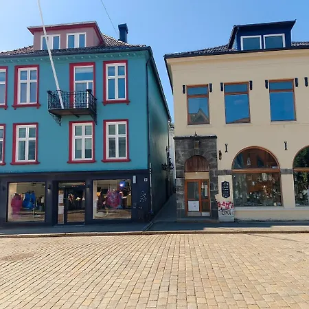 & Quiet By Bryggen - Norwegians Minimum Age 25 *