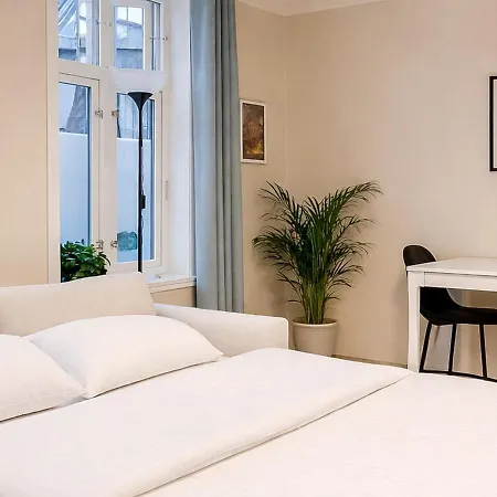 & Quiet By Bryggen - Norwegians Minimum Age 25 *