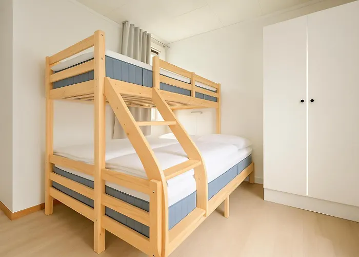 & Quiet By Bryggen - Norwegians Minimum Age 25 * Bergen