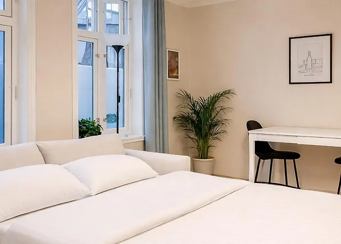 & Quiet By Bryggen - Norwegians Minimum Age 25 *