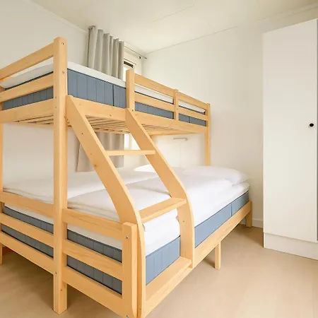 & Quiet By Bryggen - Norwegians Minimum Age 25 * ברגן